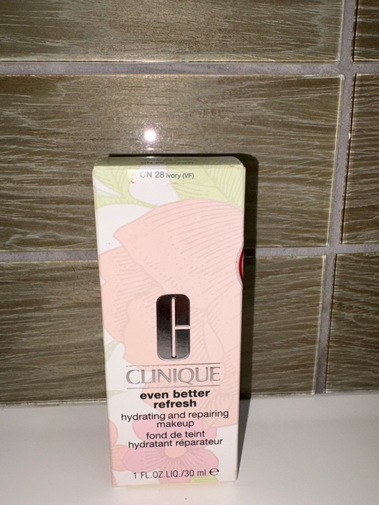Clinique Other - Clinique Even Better Refresh Hydrating and Repairing Makeup Foundation-Ivory